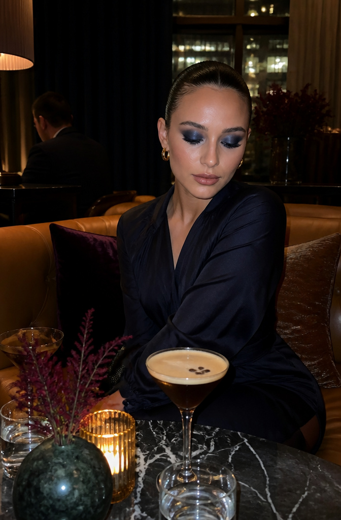 Make Up Inspo Pics: Looks, Techniques & Color Guides for 2026 8 A model with navy eyeshadow creating a smoky effect in dim lighting.